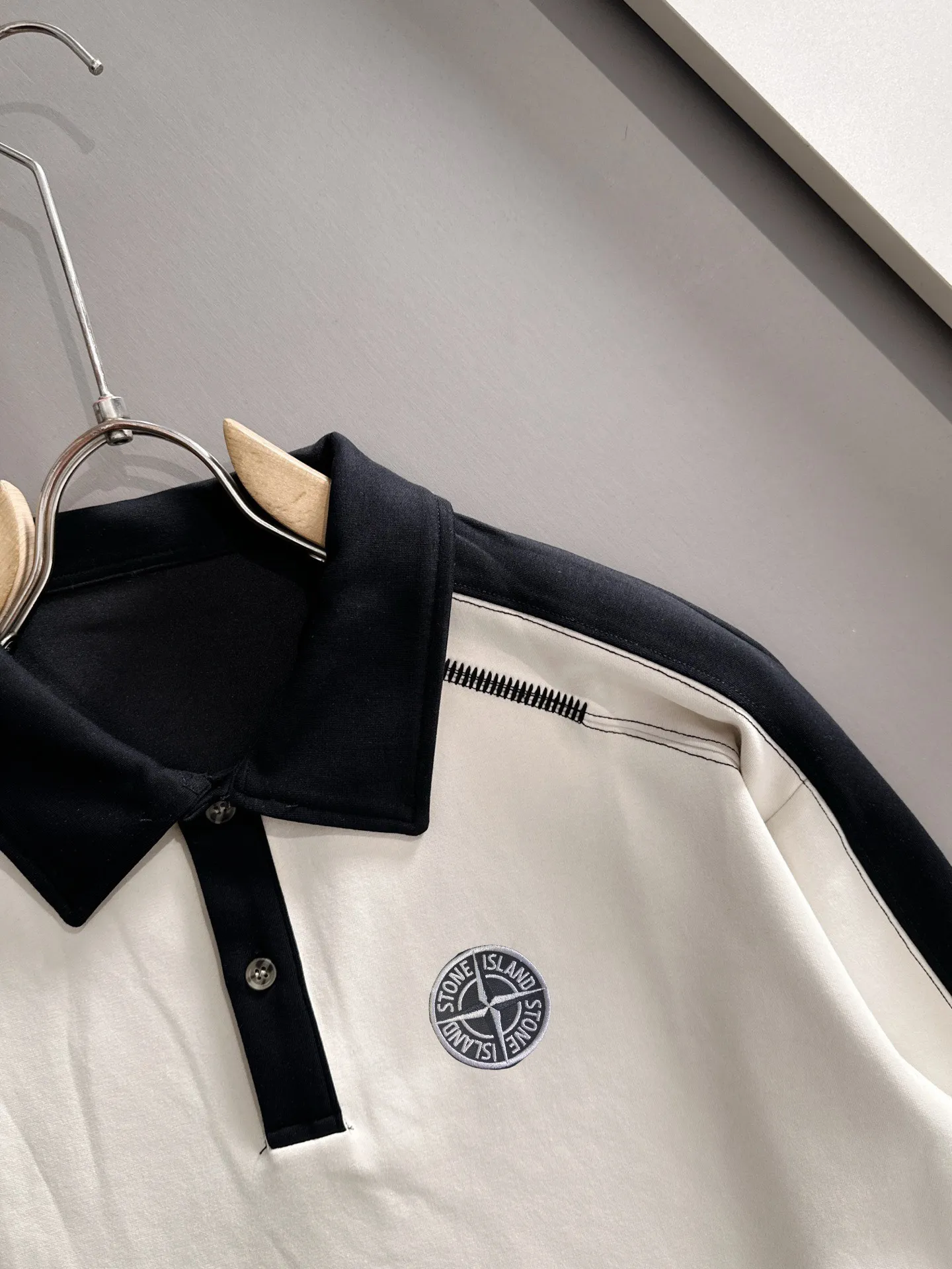 P360 Stone Island is the exclusive first release of 25ss autumn and winter new lapel sweatshirt long-sleeved men and women. Many celebrities share the same style. Craftsmanship that ordinary small workshops cannot copy. We are not afraid of any challenges in terms of materials, detail restoration and craftsmanship, just to provide you with wonderful products. Compare the top original versions at will. No expense is spared just to make it better. Unique imported fabric feel. Purely imported German machine production. Precision operation. Thousands of needles density. Full set of new accessories with three standards for simultaneous customization. The upper body is versatile and fashionable. A perfect choice for autumn and winter, a must-have item. Size chart: m-4XL (please state your height and weight when placing an order)